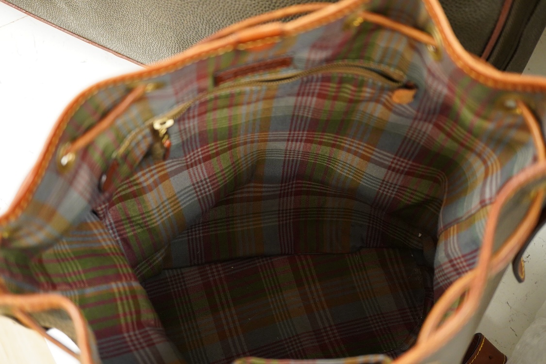 A Mulberry scotch grain leather holdall / suitcase and shoulder bag, largest 60cm high
